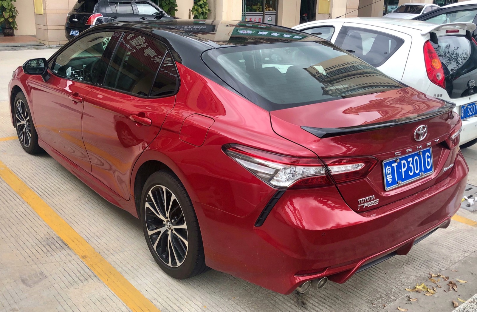 2018 Toyota Camry SE photo 2